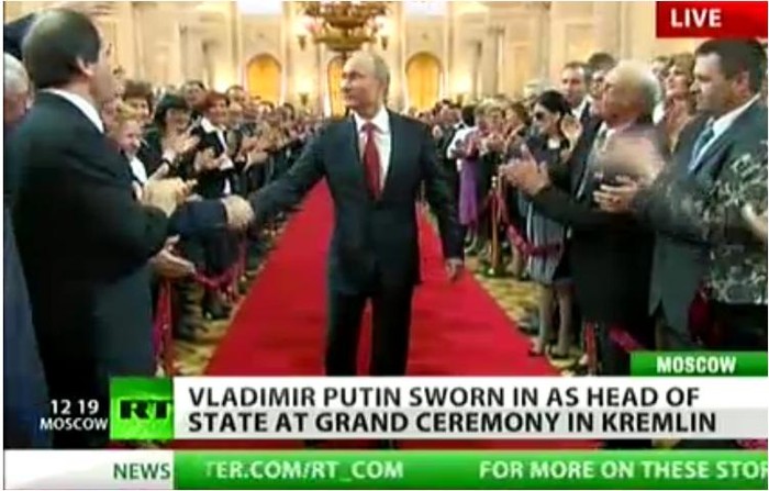 Bên trong khán phòng đại lễ, tân Tổng thống Nga nhiệt tình bắt tay, nói lời cảm ớn tới những người ủng hộ, khách...